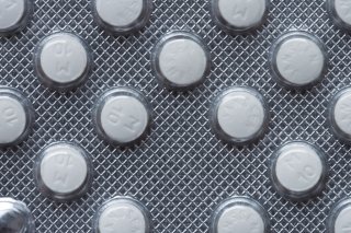 Avec le contre-projet du Conseil fédéral, la Confédération aura plus de compétences en matière d'approvisionnement en médicaments (archives). KEYSTONE/GAETAN BALLY